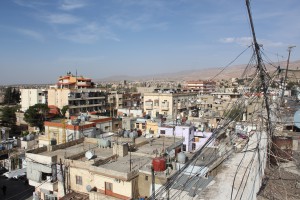 Al-Jaleel är som de andra palestinska flyktinglägren i Libanon. Tätt sammanpackad bebyggelse som ständigt växer på höjden och ett strassel av tjyvkopplade elkablar som är dragna mellan husen. Bild: Bengt Sigvardsson