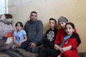 Familjen Dabor är flyktingar i dubbel bemärkelse. De var palestinska flyktingar i Syrien som tvingades fly till Libanon där de nu bor i det palestinska flyktinglägret al-Jaleel. Från vänster till höger: 10-årige Ahmad, pappa Safe, 11-årige Muhammed, mamma Raja och 7-åriga Lin. Bild: Bengt Sigvardsson