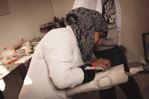 Noor Kabalan filar bort gips enligt en patients mått.