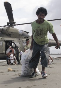 Filippiinien armeijan helikopteri tuo avustustarvikkeita Capizin rannikkokylään saarivaltion keskiosaan. Viime marraskuussa Hayan-taifuuni tappoi arviolta 5 500 ihmistä ja jätti sadattuhannet kodittomiksi.
