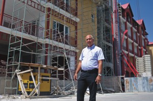 Richard Bateau omistaa lukuisia hotelleja Port-au-Princessä ja sen ympäristössä. Maanjäristyksessä vaurioituneita rakennuksiaan hän on kunnostanut nykyaikaisella tekniikalla. Nyt hotellien pitäis kestää maan järähtelyä aikasempaa paremmin.
