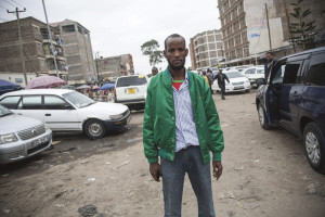 Adan Abdinoor seisoo paikalla, josta poliisit ottivat hänet kiinni huhtikuun alussa. Abdinoorin pidätys kesti viikon.