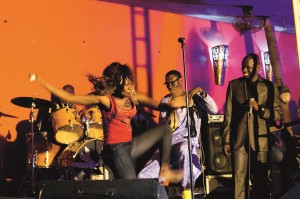 Pape Dioufin konsertissa jammailevat naiset valtaavat aika ajoin myös esiintymislavan,