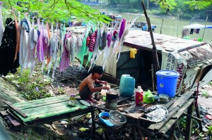 Hai Phongin suurkaupungissa joenrannan asukkaiden jätevedet päätyvät suoraan vesistöön.