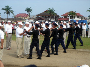 Acehin maakunnan itsenäisyyden puolesta taistelleet sissit luovuttamassa aseitaan tammikuussa 2005. Lähes 30 vuotta indonesialaisissa sademetsissä käydyn sodan päätti presidentti Martti Ahtisaaren välittämä rauhansopimus ja sissit pääsivät palaamaan perheidensä pariin. 