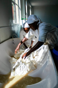 Injera-lettujen valmistusta Mama Freshissä Addis Abebassa. Yrityksen alkuvaiheessa vuonna 2003 työntekijöitä oli kuusi. Nyt heitä on kokoaikaisesti 110 ja osa-aikaisesti 20.