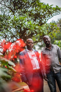 Projektijohtaja David Sembatya ja verkkohallintojohtaja Michael Muganwa NTV Ugandasta odottavat mobiilisovellukselle miljoonaa latausta ensimmäisen vuoden aikana.
