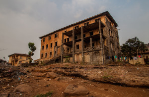 Sodan aikana tuhoutui yli 1 200 koulua. Raunioissa asuu kotinsa menettäneitä ihmisiä.
